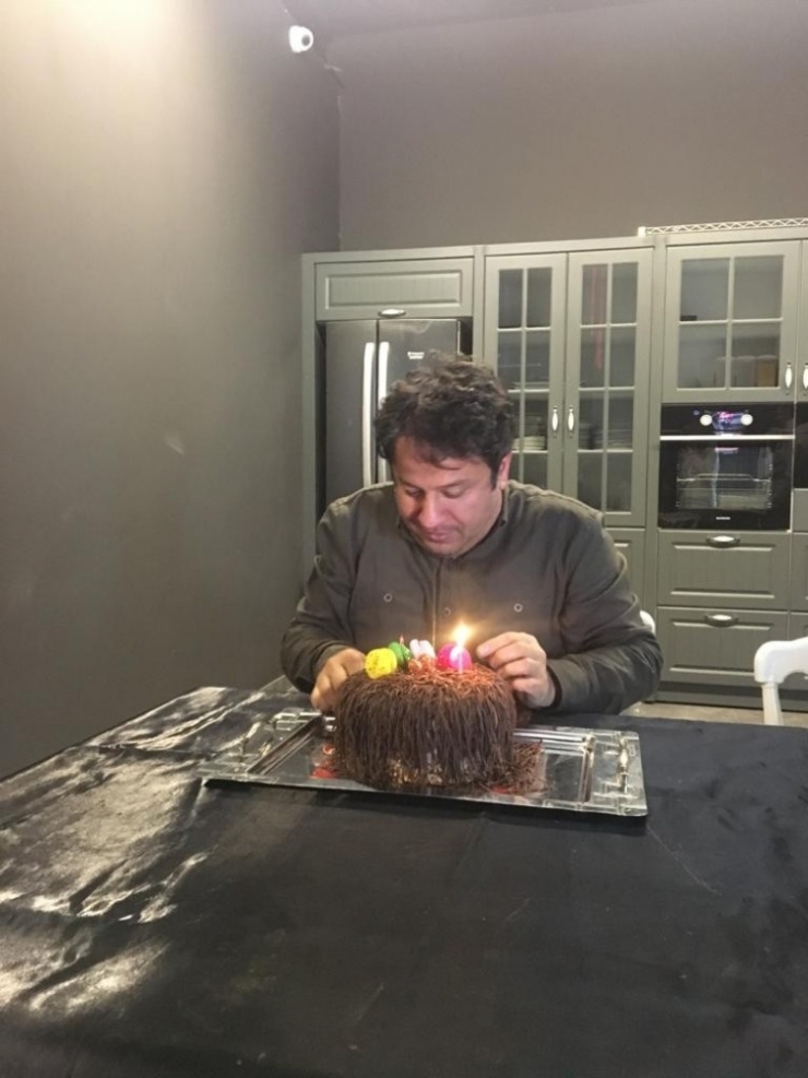 Korona Virüs Tedbiri İçin Doğum Günü Pastasının Mumlarını Eliyle Söndürdü