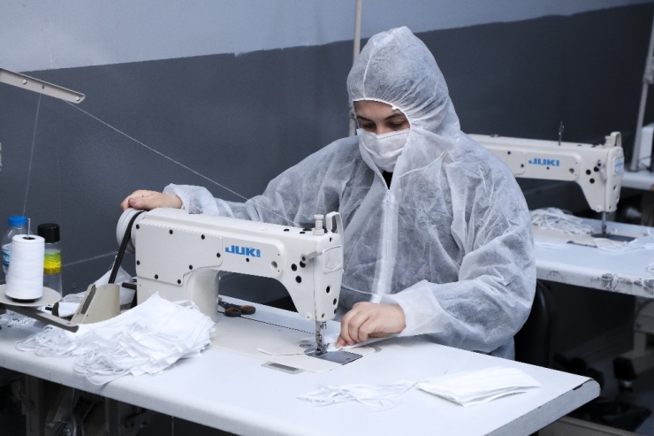 Lisede Cerrahi Maske Makinesi İle Günde 100 Bin Cerrahi Maske Üretiliyor