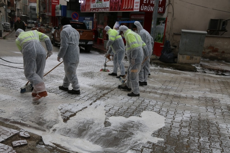 İvrindi’de Caddeler Köpüklü Ve Fırça İle Yıkandı