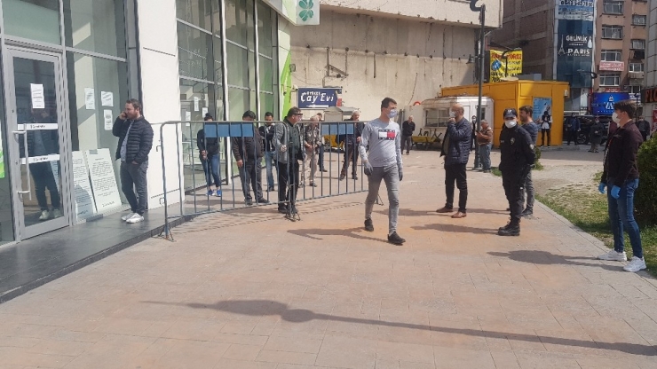 Banka Önlerine ‘Sosyal Mesafe’ Bariyerleri