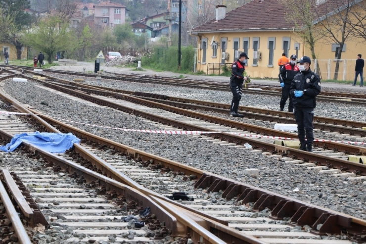 Karşıya Geçmeye Çalışan Kadın Manevra Yapan Lokomotifin Altında Kaldı: 1 Ölü