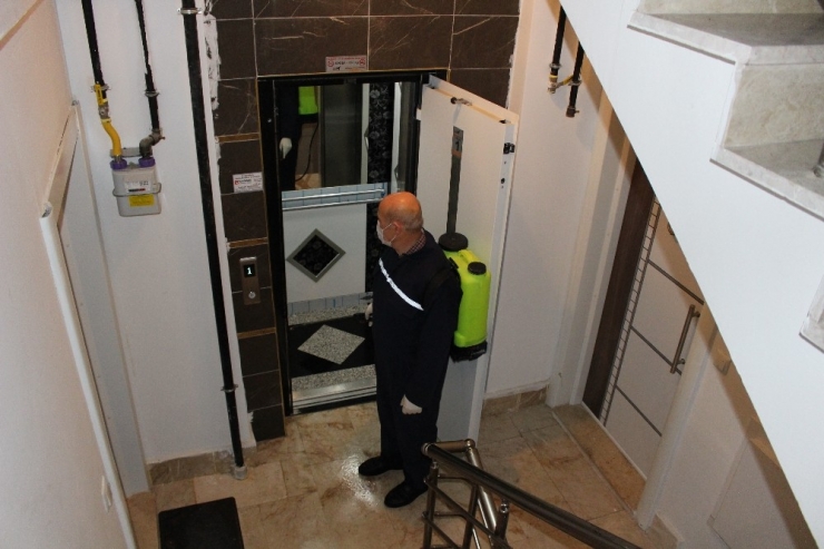 Karamanlı Muhtar, Mahallesini Dezenfekte Etti