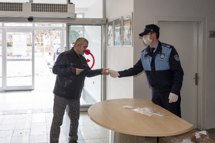 Kayseri Büyükşehir Belediyesi Zabıta Ekipleri Hastanelerde Maske Dağıttı