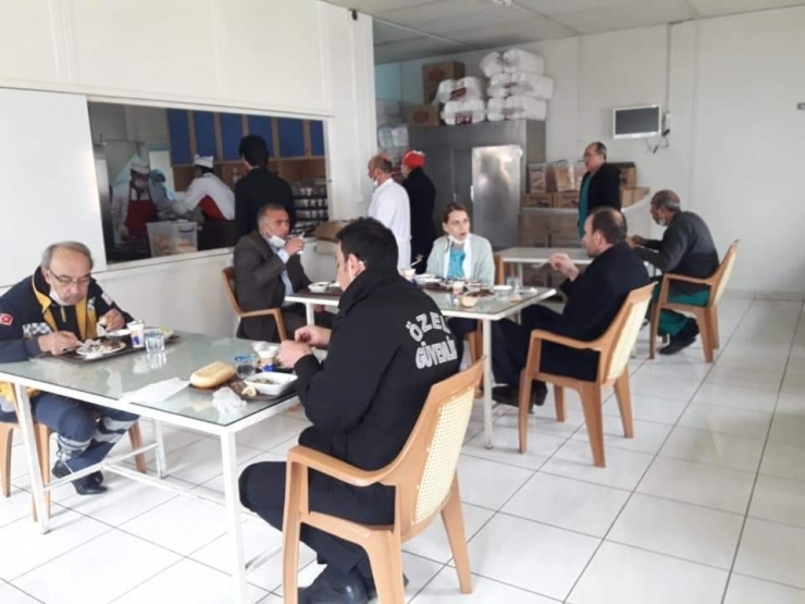 Mahalle Muhtarından Sağlık Personellerine Moral Yemeği