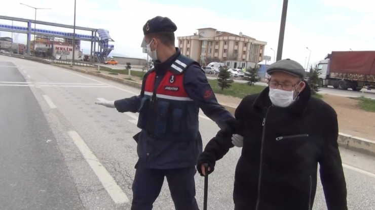 Uygulamadan Haberi Olmayan 75 Yaşındaki Vatandaşa Jandarma Yardım Etti