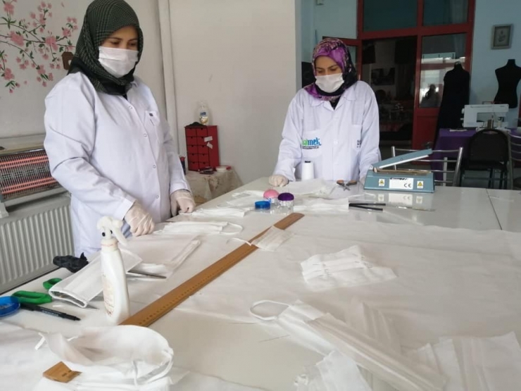 Sındırgı Belediyesi Kendi Maskesini Üretiyor