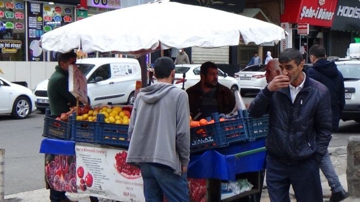 Hayırsever Kadın Vatandaşlara Para Ve Gıda Malzemesi Dağıttı