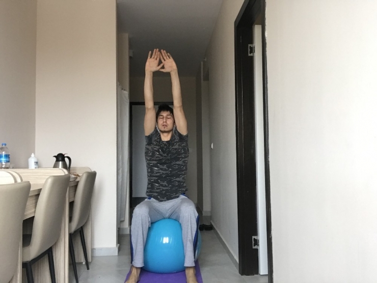 Karantinadaki Öğrencilere Pilates Topu
