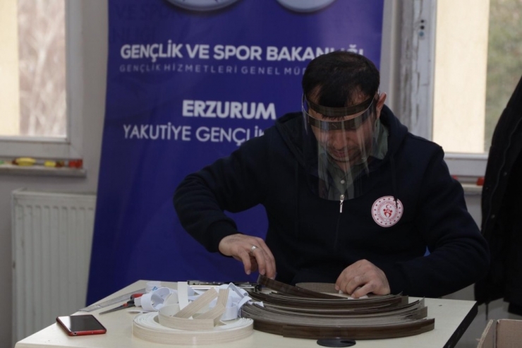 Gençlik Merkezlerinden Siperli Maske