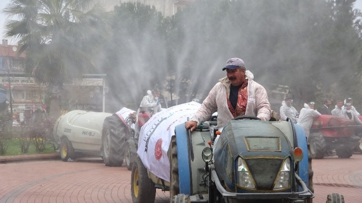 Köy Muhtarları Mikropları Traktörleriyle Öldürdü
