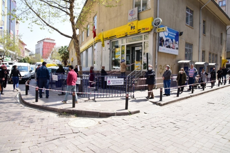 Manisa’da, Ptt Ve Banka Önlerinde Sosyal Mesafe Uygulaması