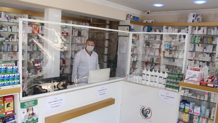 Eczacıdan Korona Virüse Karşı Naylonlu Önlem