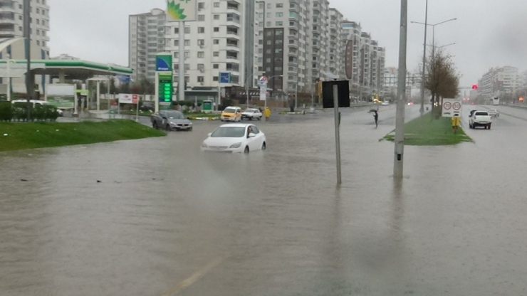 Diyarbakır’da Sular Altında Kalan Araçlar Çekici Yardımıyla Kurtarıldı