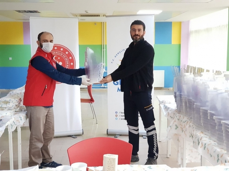 Gençlik Merkezleri Maske Üretiyor