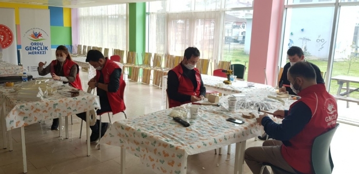 Gençlik Merkezleri Maske Üretiyor