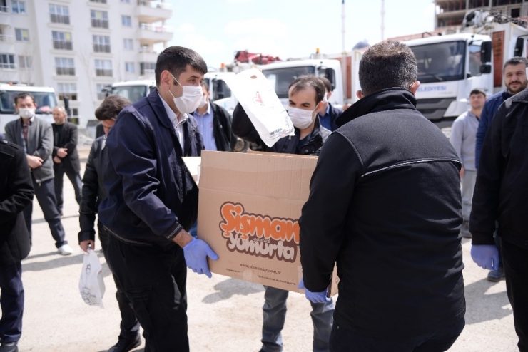 Pursaklar Belediyesinden Temizlik Çalışanlarına Destek Paketi