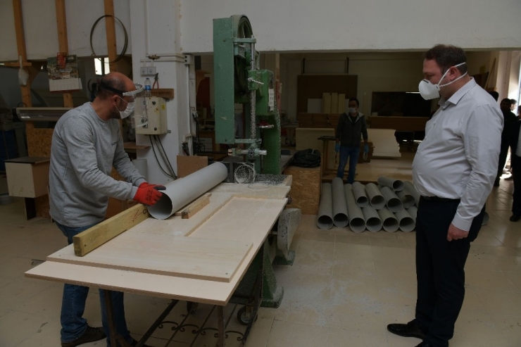 Mühendis Başkanın İcadı: Pvc Borusundan Yüz Siperliği