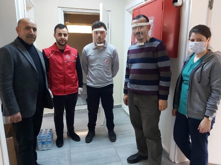 Kaynarca’da Ki Sağlıl Çalışanlarının Maskeleri Gençlik Merkezinden