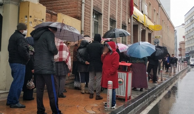 Samsun’da Ptt Önündeki Kalabalık Sosyal Mesafe Kurallarını İhlal Etti
