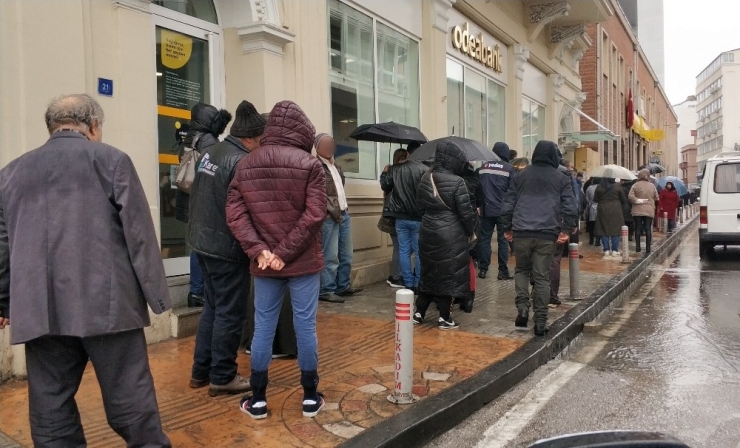 Samsun’da Ptt Önündeki Kalabalık Sosyal Mesafe Kurallarını İhlal Etti