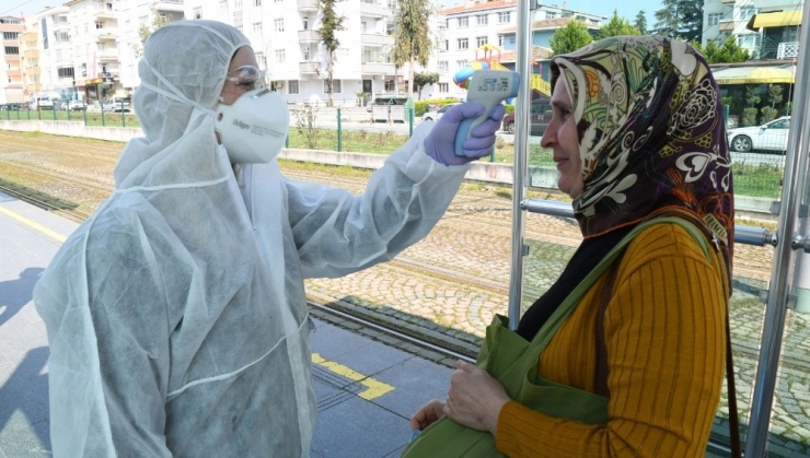 Tramvay Yolcularının Ateşi Ölçülüyor