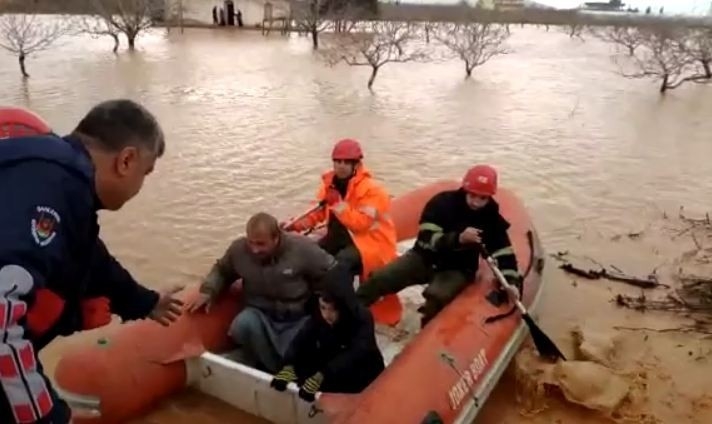 Selde Mahsur Kalan Aile Botla Kurtarıldı