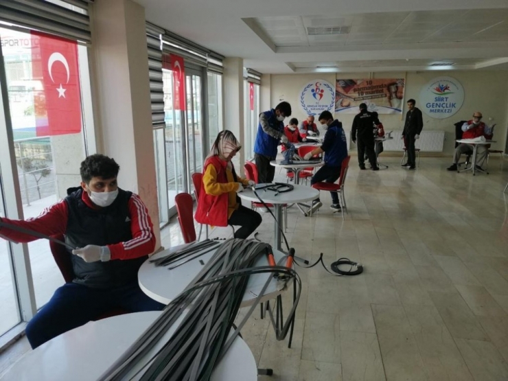 Siirt’te Antrenörler Maske Üretimine Başladı