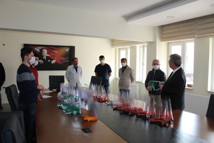 Siperli Maskeler Üretimi Gönüllü Öğretmenlerce Yapılıyor