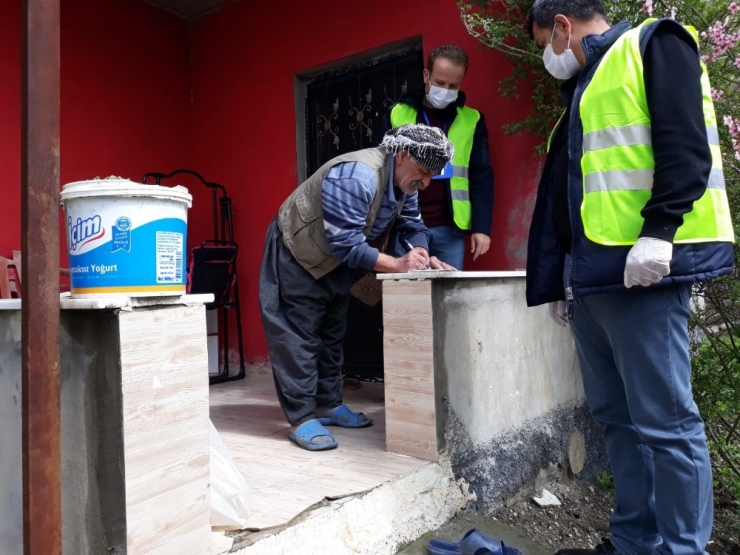 Uludere’de Yaşlıların Maaşları Evlerinde Teslim Edildi