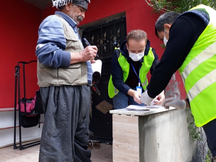 Uludere’de Yaşlıların Maaşları Evlerinde Teslim Edildi