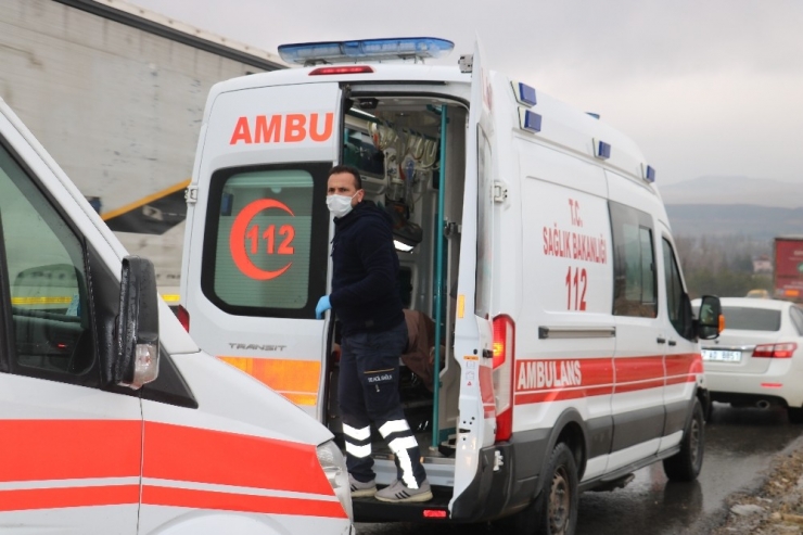 Otomobil Şarampole Uçtu: 4 Yaralı