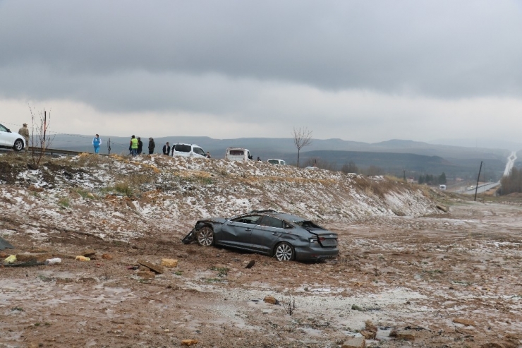 Otomobil Şarampole Uçtu: 4 Yaralı