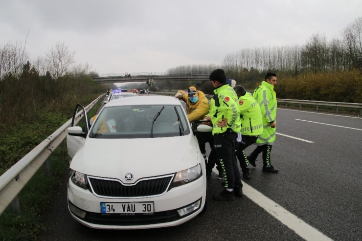 Otomobil Bariyere Saplandı