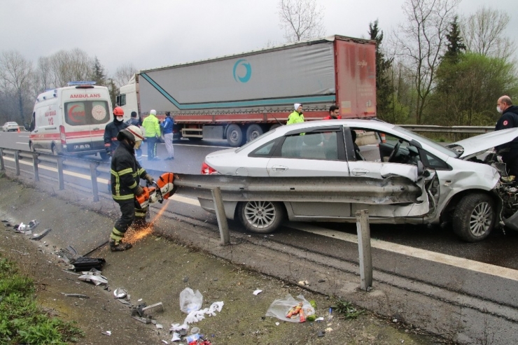 Otomobil Bariyere Saplandı