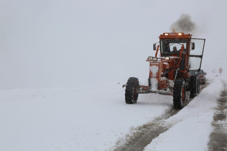 Tunceli’de Kar Yağışı Etkili Oldu, 32 Köy Yolu Kapandı
