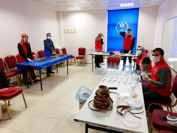 Sağlık Çalışanlarına Destek Amaçlı Cacabey Gençlik Merkezi, Korumalı Maske Üretiyor