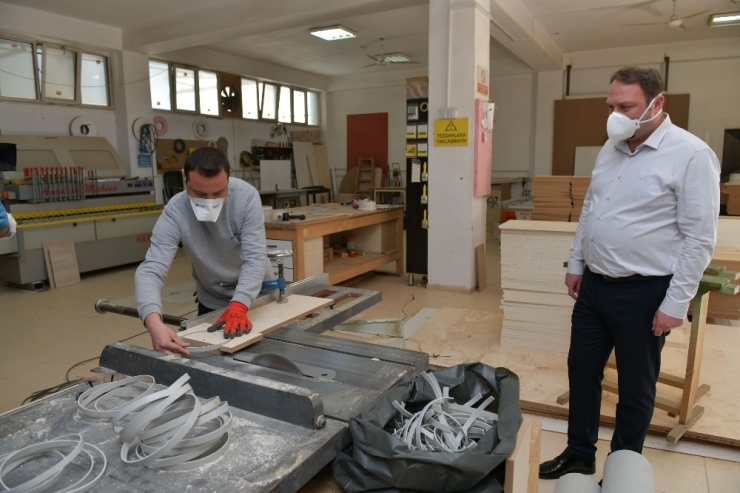 Mühendis Başkanın İcadı: Pvc Borusundan Yüz Siperliği