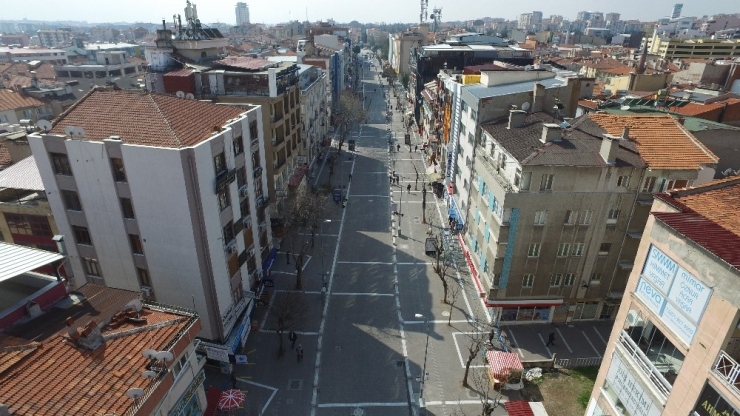 Uşak’ın En İşlek Caddesi Bariyerlerle Kapatıldı, İnsan Yoğunluğu Azaldı