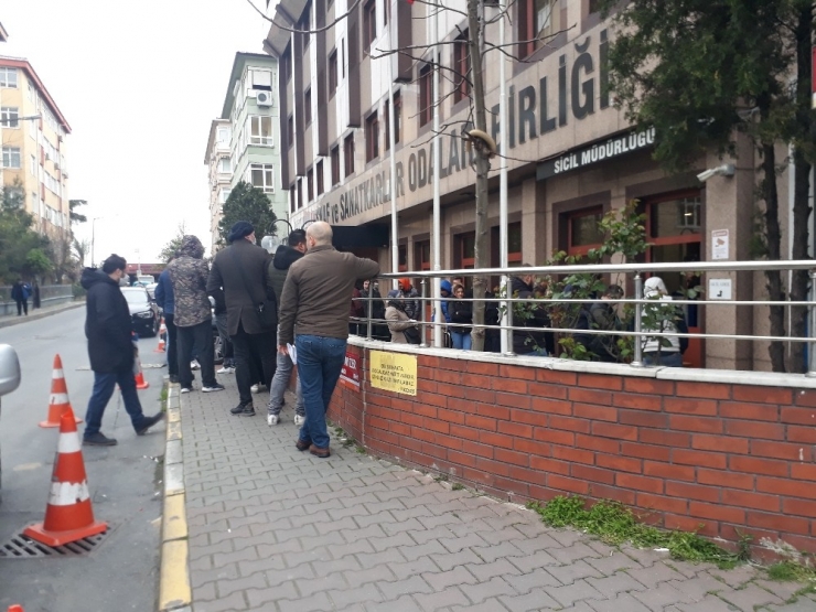 Kredi Desteğine Gelen Vatandaşlar Sosyal Mesafe Kuralına Uymadı