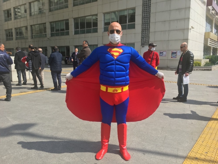 ‘Süperman’ Maske Ve Eldivenlerini Takıp İstanbul Sokaklarına İndi