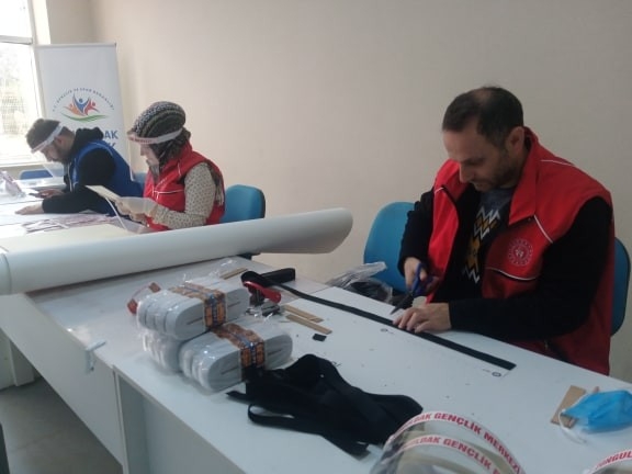 Sağlık Çalışanları İçin İki Bin Adet Siper Maske Üretimine Geçtiler