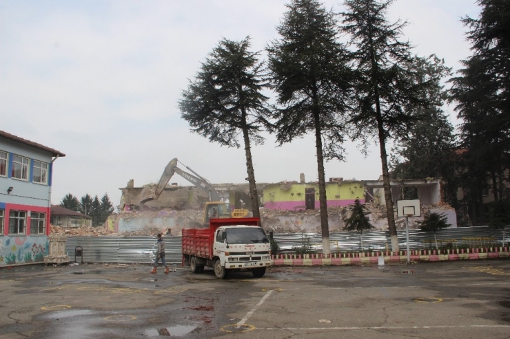 Depremde Yıkılma Riski Taşıyan Okul Yıkılıyor