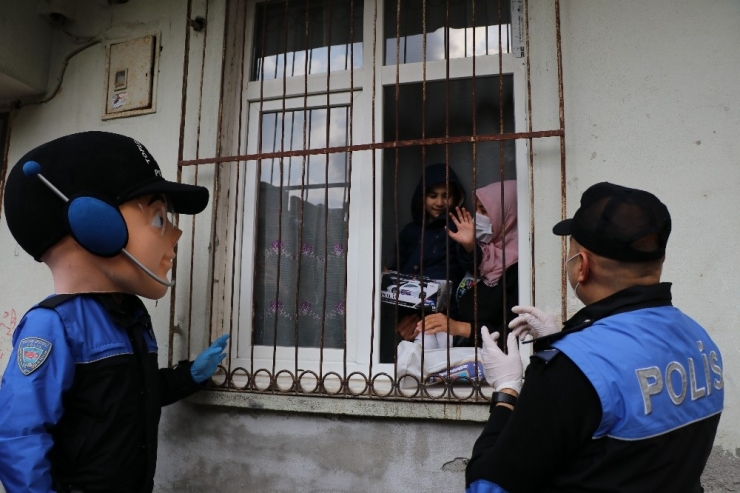 Maskot Polis Otizmli Halil’i Sevindirdi