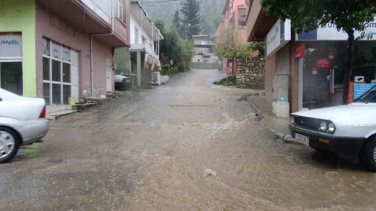 Şiddetli Sağanak Kozan’da Hayatı Felç Etti