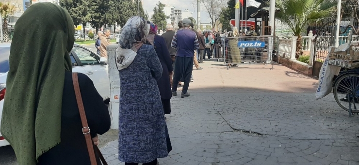 Sosyal Mesafe Uygulanınca Kuyruk Uzadı
