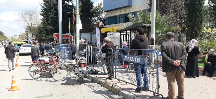 Sosyal Mesafe Uygulanınca Kuyruk Uzadı