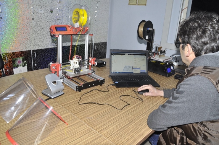 Şuhut’taki Öğretmenler Sağlık Çalışanları İçin Siper Maske Üretiyor