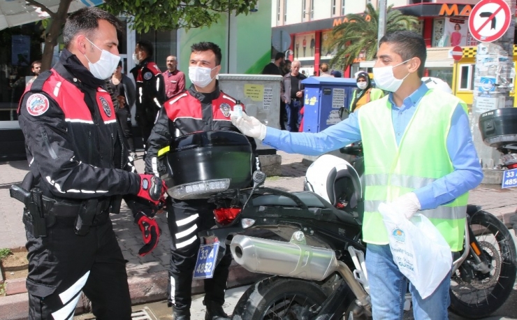 Akdeniz Belediyesi Vatandaşlara Dezenfektan Dağıttı