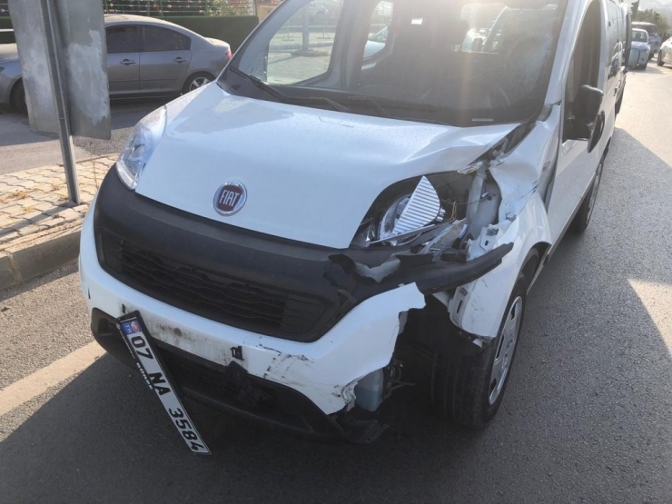 Alanya’da Otomobille Motosiklet Çarpıştı:1 Ağır Yaralı