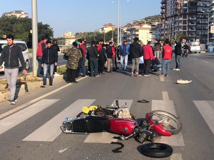 Alanya’da Otomobille Motosiklet Çarpıştı:1 Ağır Yaralı